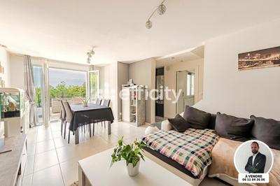 Maison - 270 m² - 8 pièces