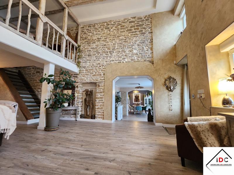 Maison - 240 m² - 7 pièces