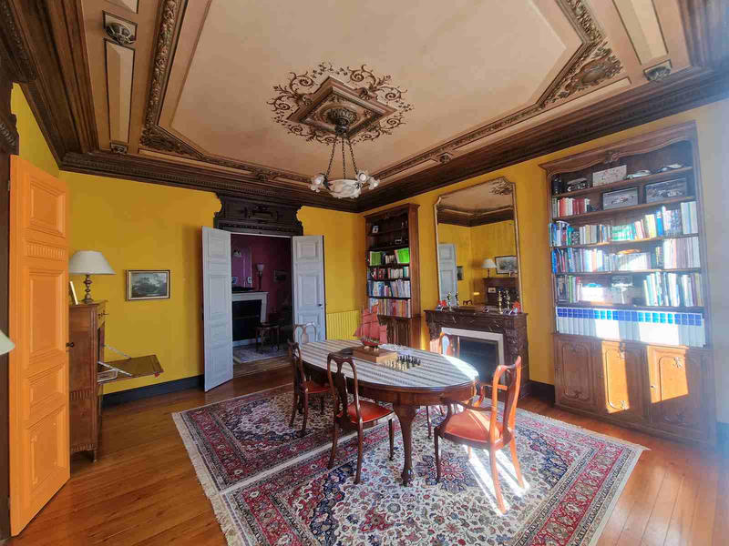 Maison - 331 m² - 10 pièces