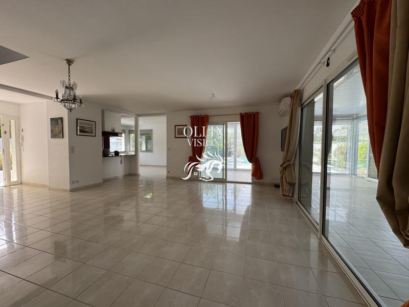 Villa - 208 m² - 9 pièces