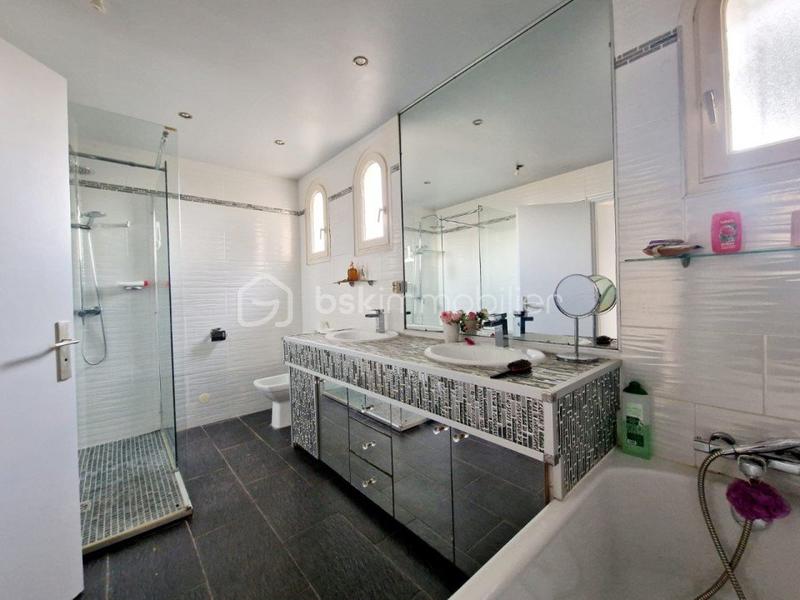 Maison traditionnelle - 250 m² - 7 pièces