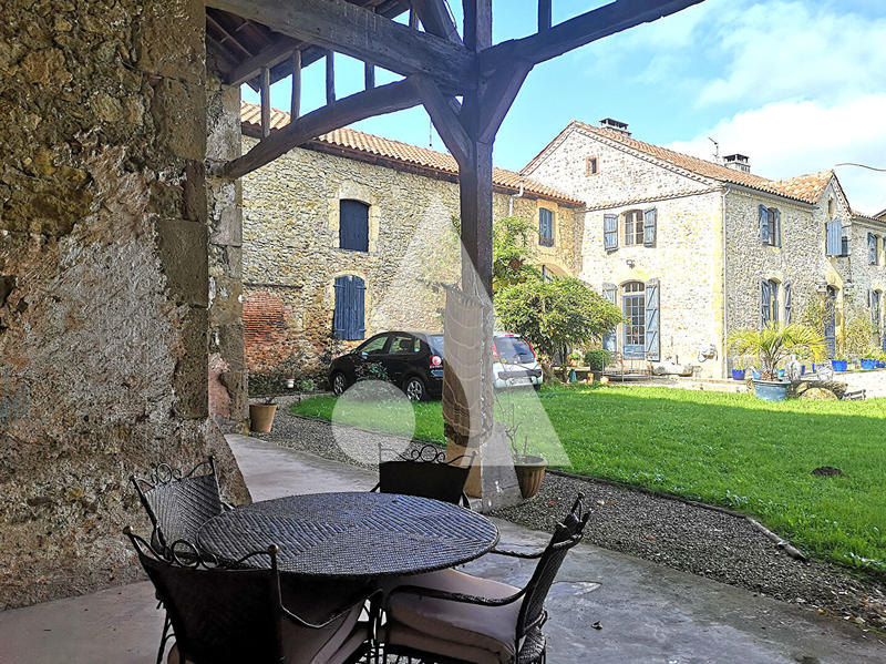 Maison - 260 m² - 7 pièces