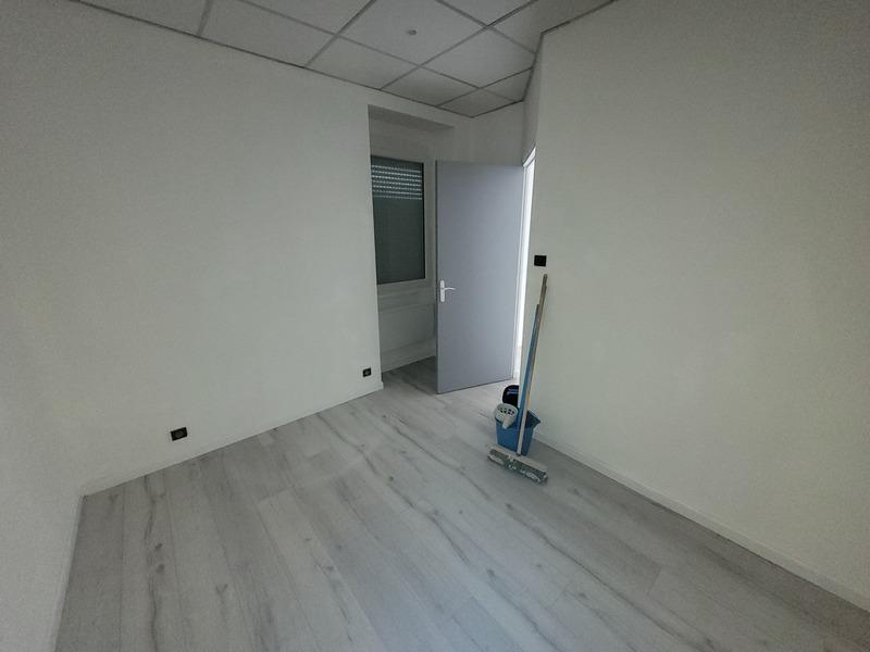 Local d'activité / Entrepôt - 86 m² - 6 pièces