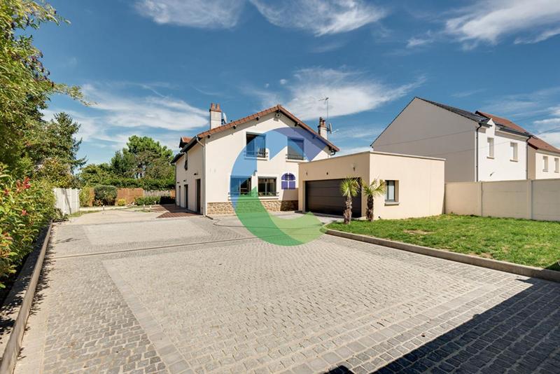 Maison - 247 m² - 7 pièces