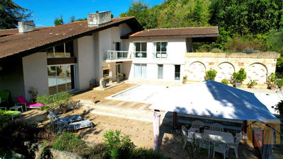 Maison - 455 m² - 9 pièces