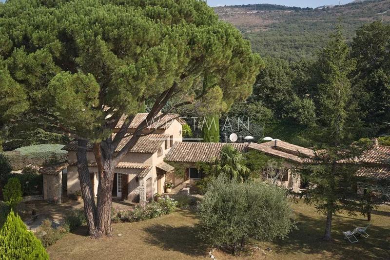 Maison - 232 m² - 9 pièces