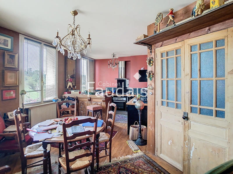 Maison - 250 m² - 8 pièces