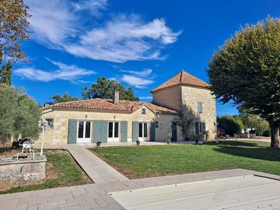 Maison - 250 m² - 6 pièces