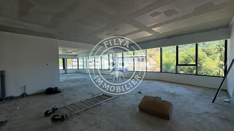 Local commercial - 106 m² - 1 pièce