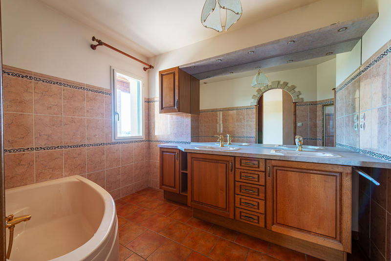 Maison - 216 m² - 6 pièces