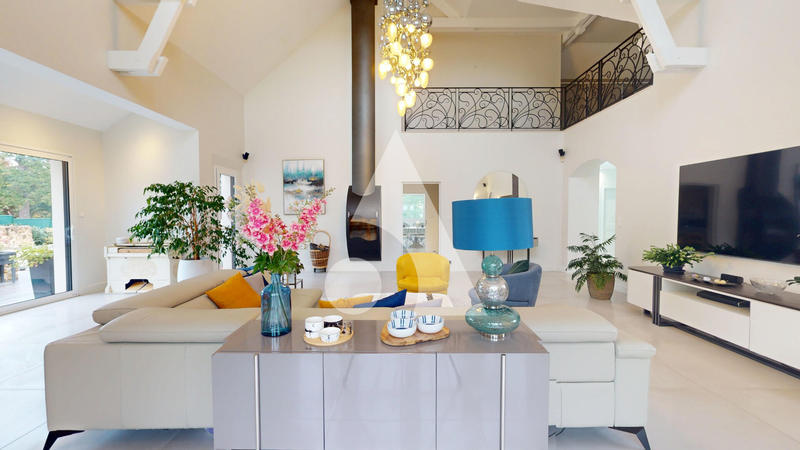 Maison - 270 m² - 8 pièces