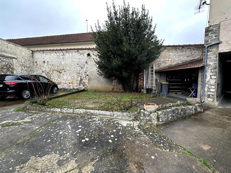 Immeuble - 9 m² - 11 pièces