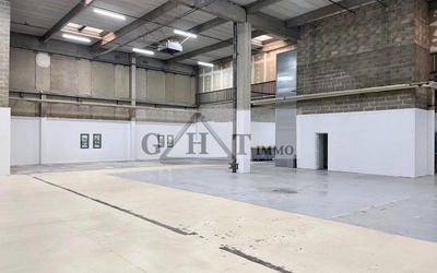 Entrepôt - 740 m²