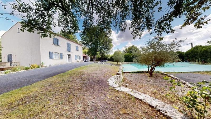 Propriété - 240 m² - 9 pièces