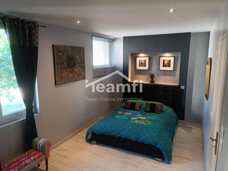 Maison - 240 m² - 8 pièces