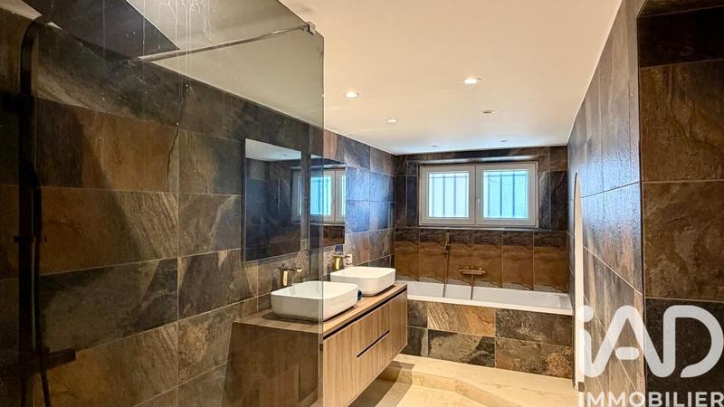 Maison - 225 m² - 10 pièces