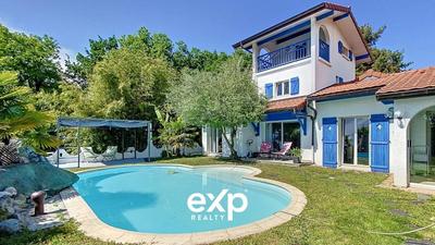 Villa - 219 m² - 9 pièces