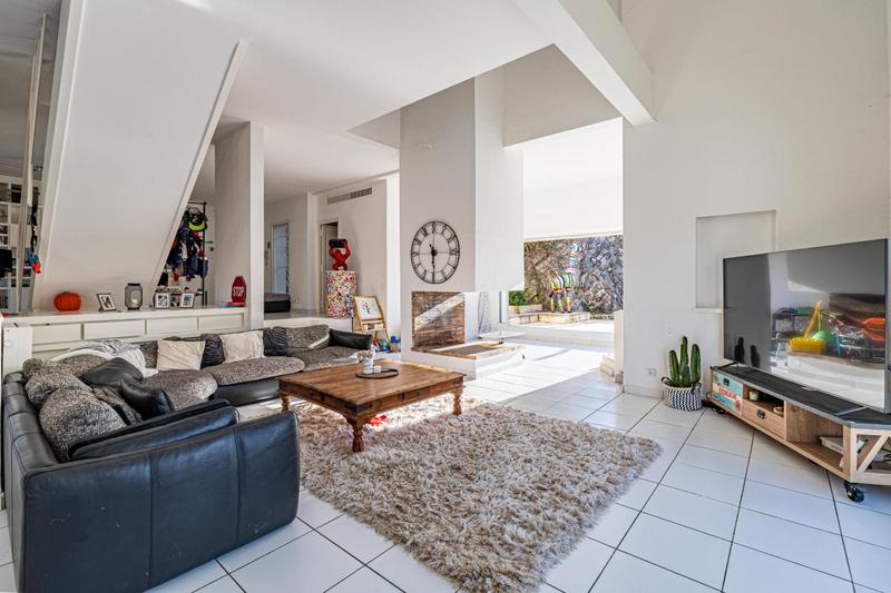 Maison - 242 m² - 5 pièces