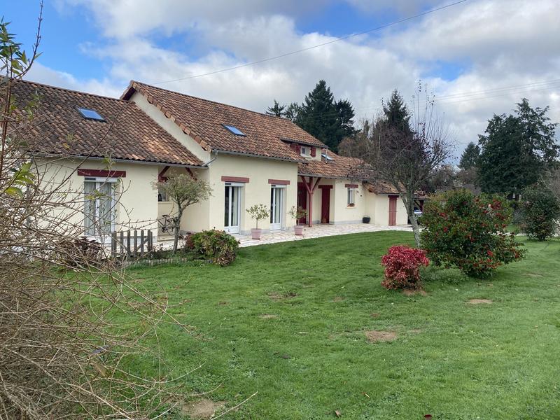 Maison traditionnelle - 220 m² - 10 pièces
