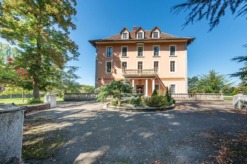 Maison - 993 m² - 21 pièces