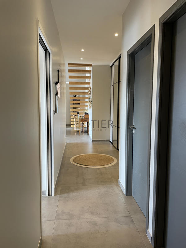 Maison - 240 m² - 5 pièces