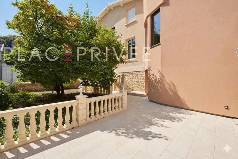 Maison - 218 m² - 8 pièces