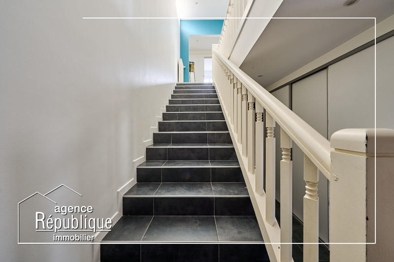 Maison - 222 m² - 9 pièces