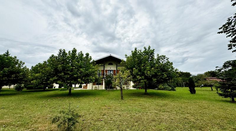 Maison - 348 m² - 11 pièces