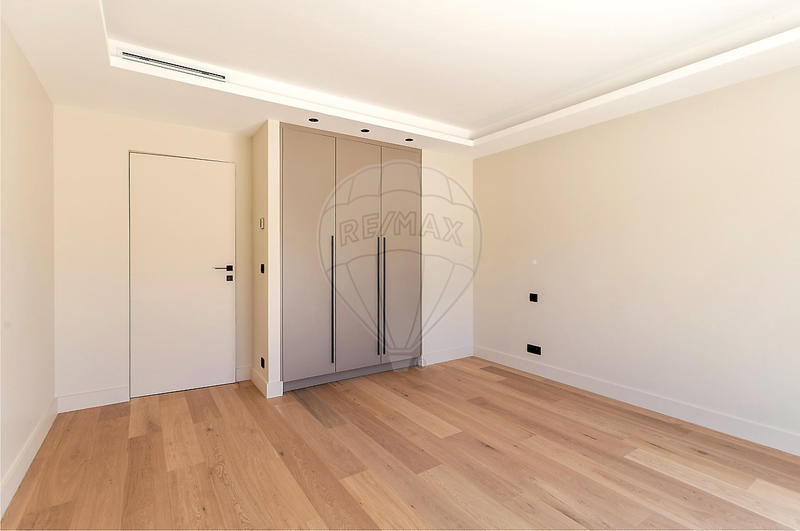 Maison - 280 m² - 8 pièces