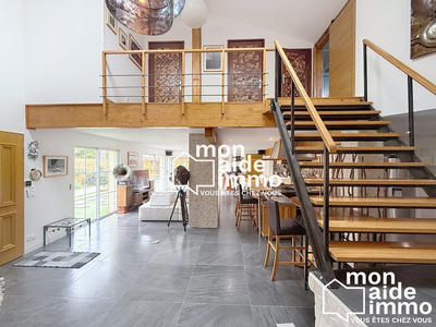 Maison - 220 m² - 6 pièces