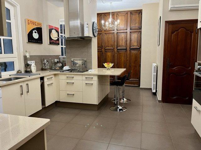 Maison traditionnelle - 270 m² - 6 pièces