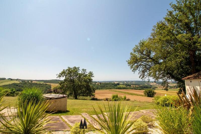 Maison - 440 m² - 12 pièces