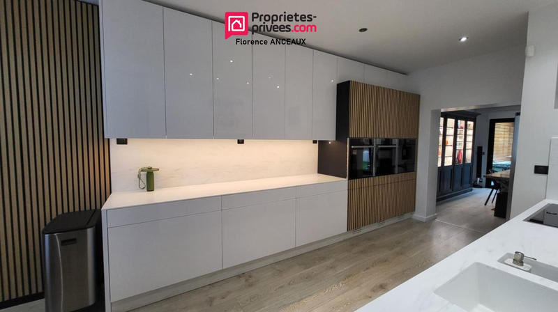 Maison - 305 m² - 10 pièces