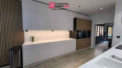 Maison - 305 m² - 10 pièces