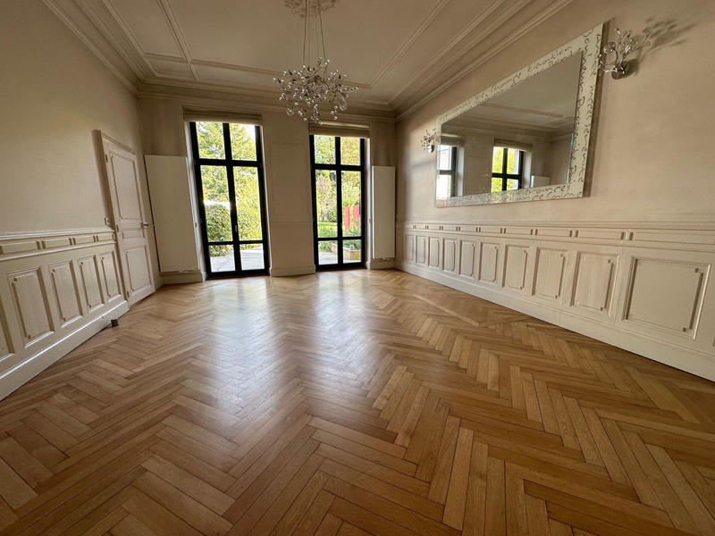 Maison - 370 m² - 11 pièces