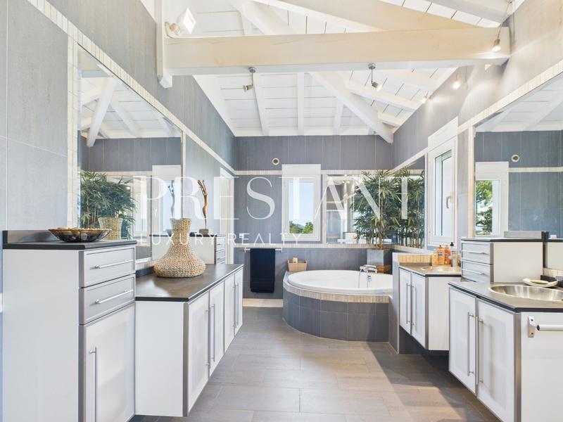 Maison - 294 m² - 9 pièces