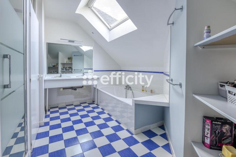 Maison - 255 m² - 9 pièces