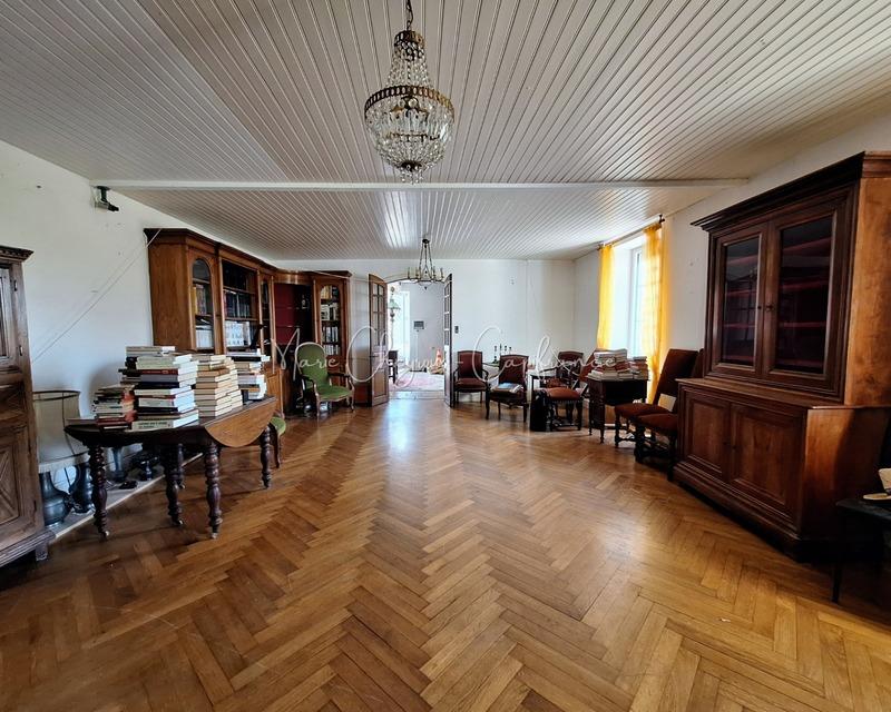 Maison - 222 m² - 8 pièces