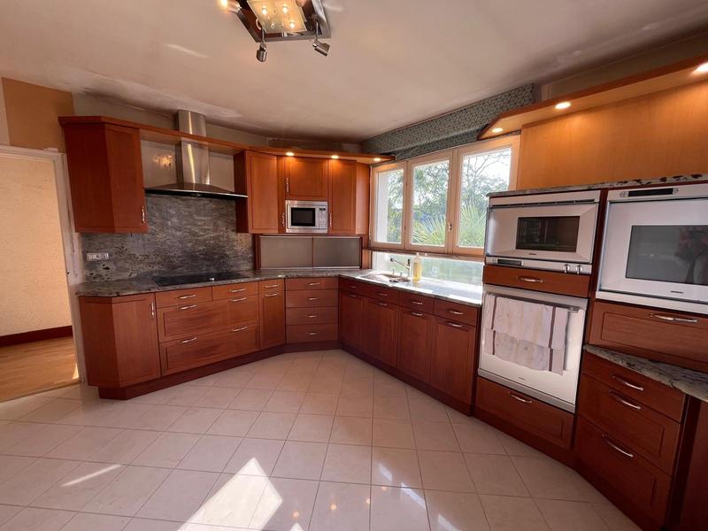 Maison - 230 m² - 10 pièces