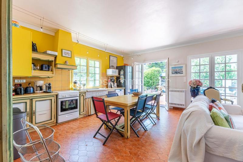 Maison - 259 m² - 9 pièces