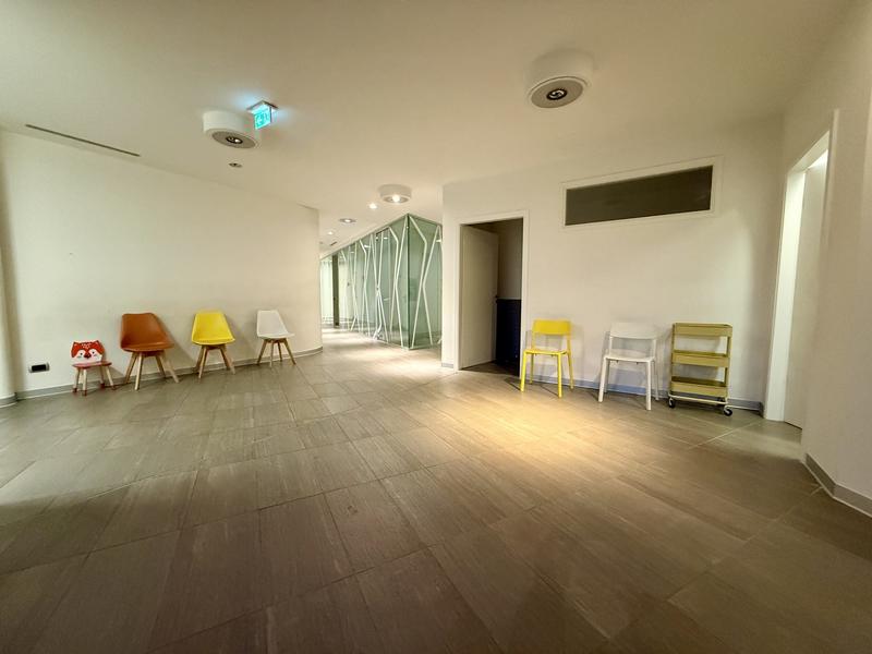 Local d'activités - 302 m² - 11 pièces