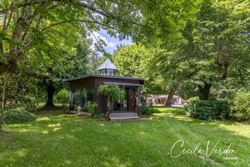 Propriété - 280 m² - 10 pièces