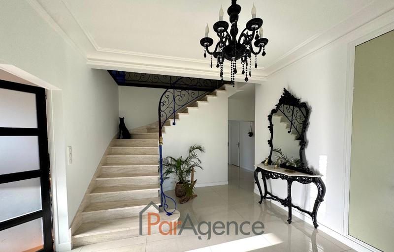 Maison - 290 m² - 9 pièces