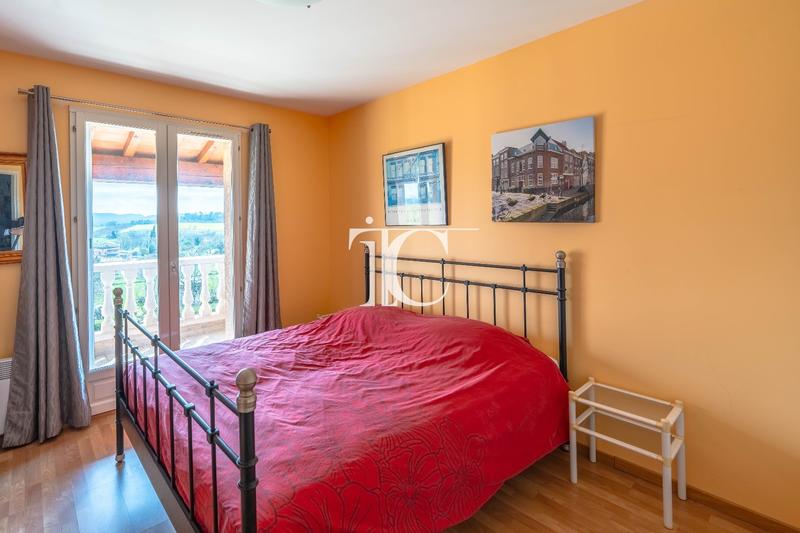 Maison - 200 m² - 6 pièces