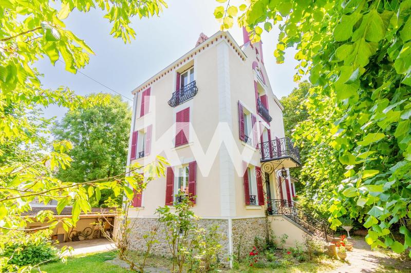 Maison - 256 m² - 9 pièces