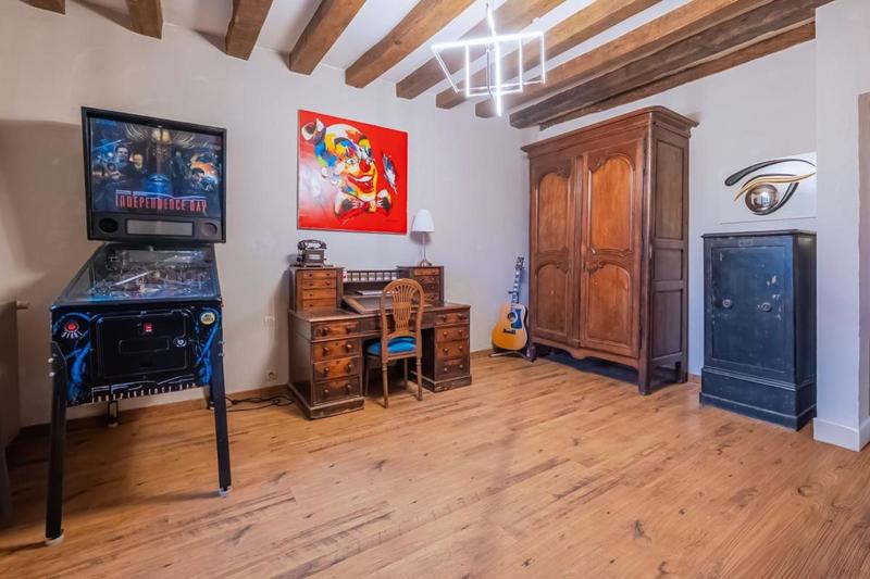 Propriété - 240 m² - 8 pièces