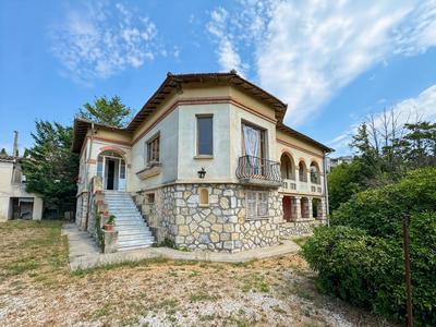 Maison - 250 m² - 7 pièces