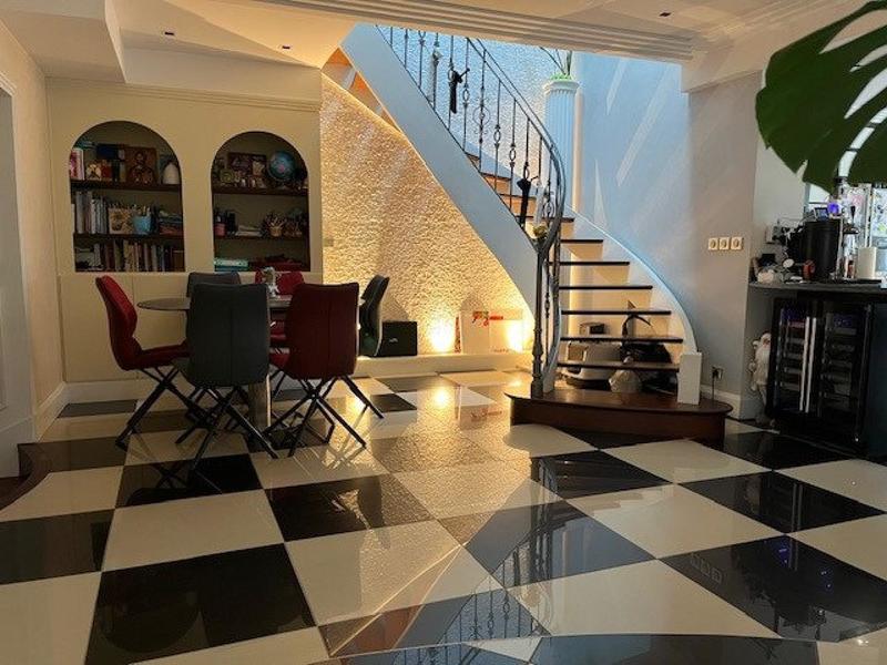 Maison - 230 m² - 7 pièces