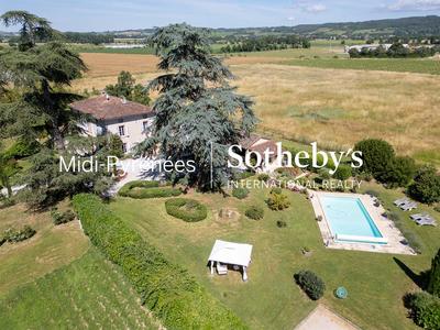 Maison - 300 m² - 11 pièces