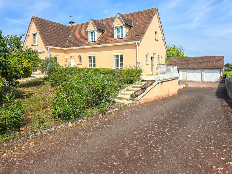 Maison - 220 m² - 7 pièces